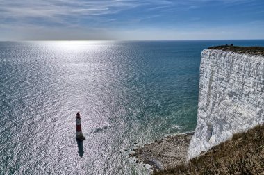 Bir görünümü Beachy Head deniz feneri, İngiltere'nin güney kıyısında ünlü bir dönüm noktası.