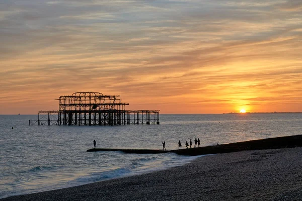Les ruines de Brightons West jetée silhouette contre un coucher de soleil . — Photo