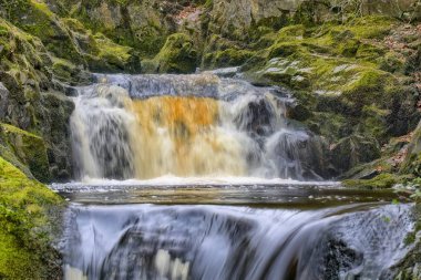 Pecca Falls, Yorkshire Dales in Ingleton yakınında bir şelale yakın bir görünüm.