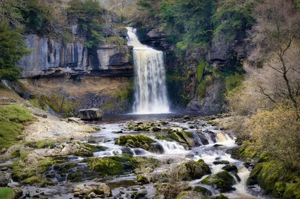 ソーントン・フォース、ヨークシャー・デイルズの Ingleton 近くの滝. — ストック写真