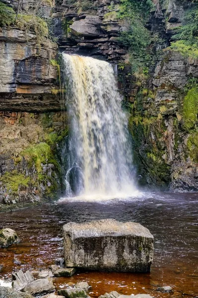 Uma visão aproximada da força de Thornton, uma cachoeira perto de Ingleton no Yorkshire Dales . — Fotografia de Stock