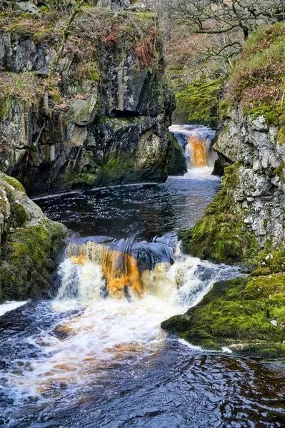 Pohled na sněhové vodopády, vodopád poblíž Ingletonu v Yorkshire Dales. — Stock fotografie