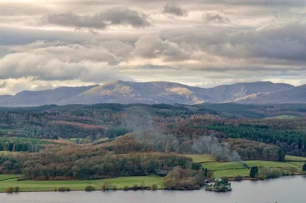 Windermere ve Ingiliz Gölü bölgesi 'ndeki Coniston Fells 'in panoramik manzarası. — Stok fotoğraf