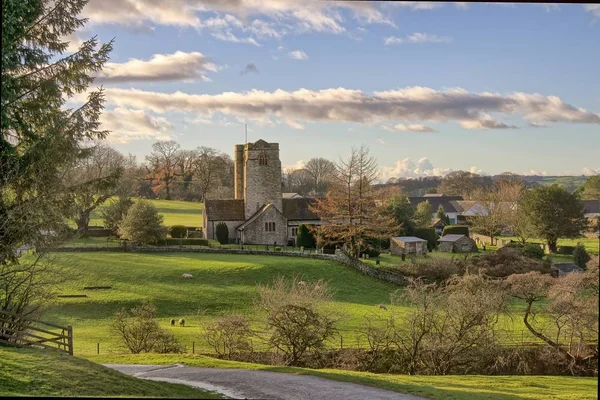 Utsikt över en vy över St Bartholomews kyrka och byn Barbon — Stockfoto