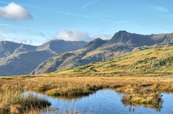A view of the Langdale Pikes and Bowfell from the slopes of Silver How. — Stock Photo, Image