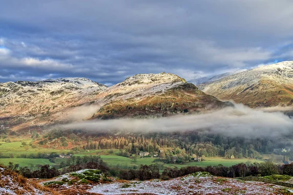 Una vista de Helm Crag, una caída en el distrito de los lagos Inglés . — Foto de Stock