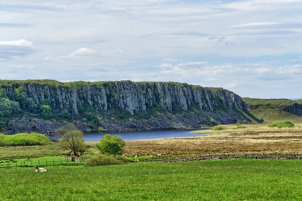 Une vue sur Highshield Crags et Crag Lough, caractéristiques sur le mur Hadrien — Photo