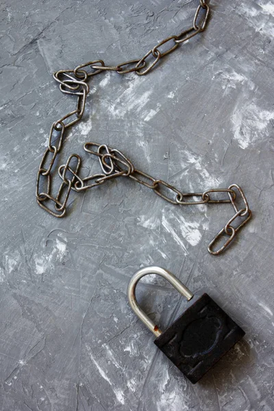 zincir gri beton zemin üzerine