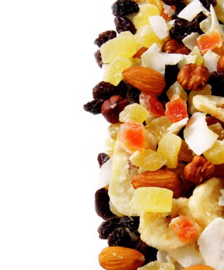 sağlıklı snack, meyve ve fındık üzerinde beyaz izole