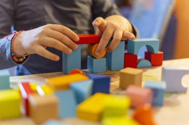 bir çocuk home.kid çalış, renkli tahta bloklar ile çalış ve inşa binalar ve kuleleri ile ahşap renkli bloklar.