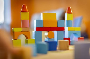 bir çocuk home.kid çalış, renkli tahta bloklar ile çalış ve inşa binalar ve kuleleri ile ahşap renkli bloklar.