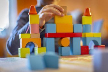 bir çocuk home.kid çalış, renkli tahta bloklar ile çalış ve inşa binalar ve kuleleri ile ahşap renkli bloklar.
