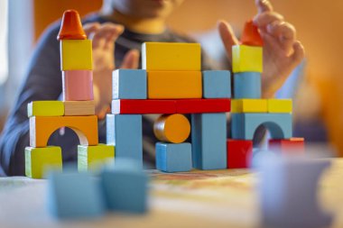 bir çocuk home.kid çalış, renkli tahta bloklar ile çalış ve inşa binalar ve kuleleri ile ahşap renkli bloklar.