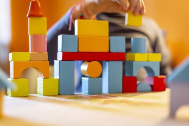 bir çocuk home.kid çalış, renkli tahta bloklar ile çalış ve inşa binalar ve kuleleri ile ahşap renkli bloklar.