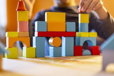 bir çocuk home.kid çalış, renkli tahta bloklar ile çalış ve inşa binalar ve kuleleri ile ahşap renkli bloklar.