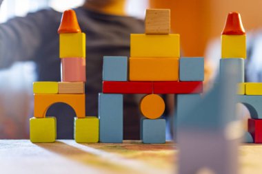 bir çocuk home.kid çalış, renkli tahta bloklar ile çalış ve inşa binalar ve kuleleri ile ahşap renkli bloklar.