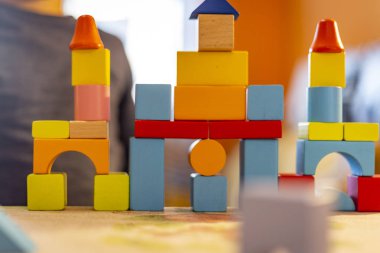 bir çocuk home.kid çalış, renkli tahta bloklar ile çalış ve inşa binalar ve kuleleri ile ahşap renkli bloklar.