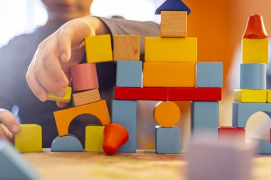 bir çocuk home.kid çalış, renkli tahta bloklar ile çalış ve inşa binalar ve kuleleri ile ahşap renkli bloklar.