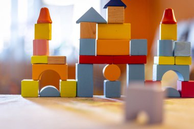 bir çocuk home.kid çalış, renkli tahta bloklar ile çalış ve inşa binalar ve kuleleri ile ahşap renkli bloklar.