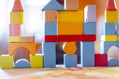 bir çocuk home.kid çalış, renkli tahta bloklar ile çalış ve inşa binalar ve kuleleri ile ahşap renkli bloklar.