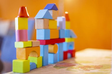 bir çocuk home.kid çalış, renkli tahta bloklar ile çalış ve inşa binalar ve kuleleri ile ahşap renkli bloklar.