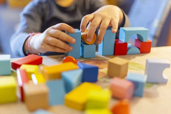 Niño Juega Con Bloques Madera Colores Casa Kid Juega Construye —  Fotos de Stock