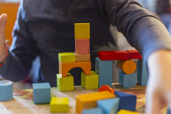 Niño Juega Con Bloques Madera Colores Casa Kid Juega Construye —  Fotos de Stock