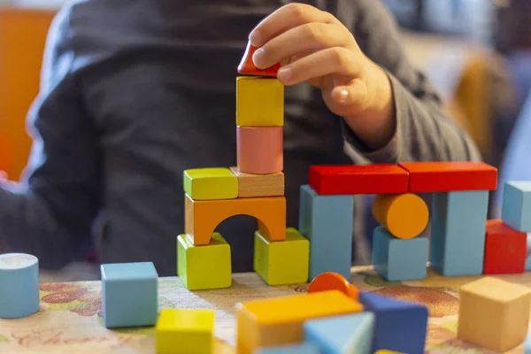 bir çocuk home.kid çalış, renkli tahta bloklar ile çalış ve inşa binalar ve kuleleri ile ahşap renkli bloklar.