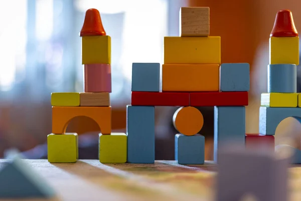 bir çocuk home.kid çalış, renkli tahta bloklar ile çalış ve inşa binalar ve kuleleri ile ahşap renkli bloklar.