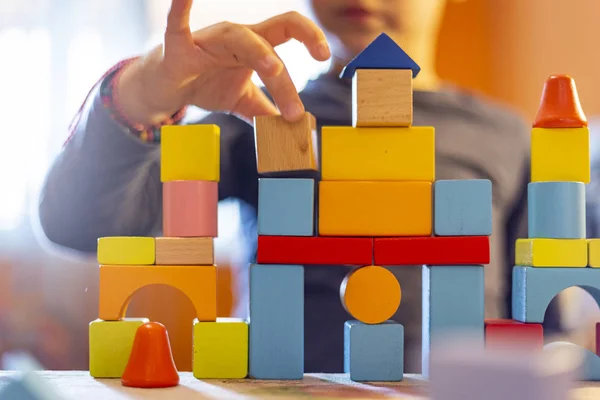 Child Plays Colored Wooden Blocks Home Kid Plays Builds Buildings — Stock Photo, Image