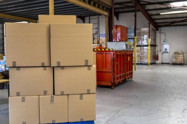 paket ve ihracat depolama Regal, karton ve forklift ile. Endüstriyel ambar ve mini fabrikada. yeni bir emtia ile doldurma için kartonlar.