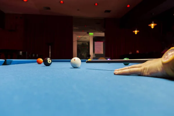 bilardo karbon cue.table bilardo işareti ve topları ile.