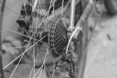 kirli on hızlı bisiklet şanzıman. hidrolik frenler, sprockets, zincir ve eski derailleur. siyah beyaz arka plan