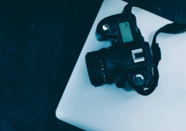 İş yeri. Dslr kamera ve dizüstü bilgisayar. İş bekliyorum