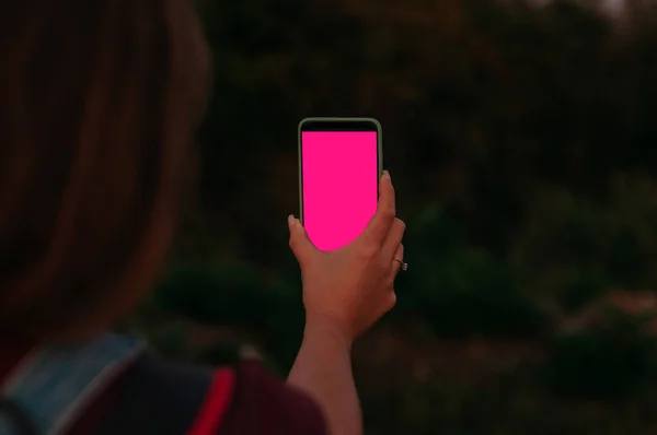 Piękne Młode Dziewczyny Ręka Trzyma Smartfon Pustym Ekranem Różowy Pusty — Zdjęcie stockowe