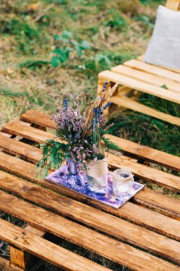 Lavanta çiçekleri, mumlar ve cam ile güzel düğün salonu bölge süslemeleri