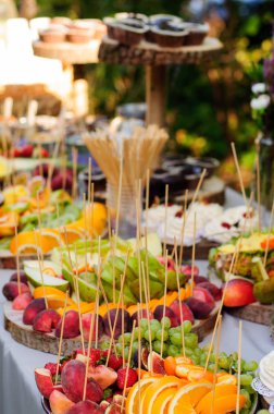Tatlılar, meyve ve gıda bir sürü güzel düğün şeker bar. Düğün ziyafet masası
