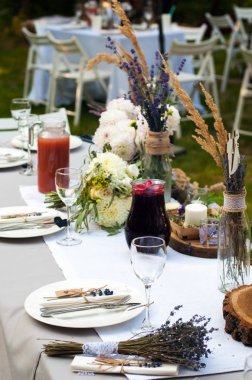 Düğün masası kurulumu. Çiçeklerle süslenmiş zarif düğün masası.