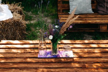 Lavanta çiçekleri, mumlar ve cam ile güzel düğün salonu bölge süslemeleri