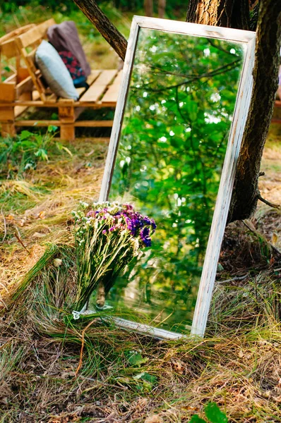 Beautiful wedding lounge zone decorations with lavender flowers and mirror