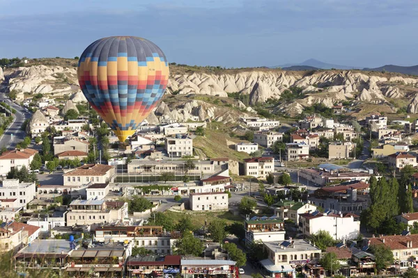 2018 Cappadocia Turcja Widok Kolorowy Balon Latające Nad Miastem Goreme — Zdjęcie stockowe