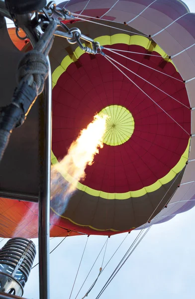 風船のトーチの火で膨らませる 長い炎の舌 — ストック写真