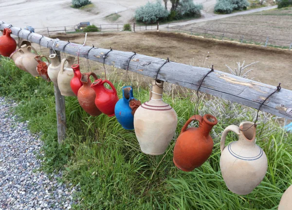 Pots Multicolores Argile Désirs Accrochés Sur Une Barre Transversale Bois — Photo