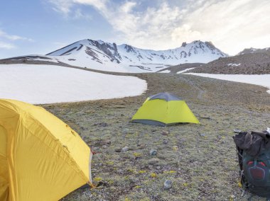Orta Anadolu, Türkiye'de Erciyes Dag eteklerinde turist çadır gece önce çıkış - Parlatıcı.