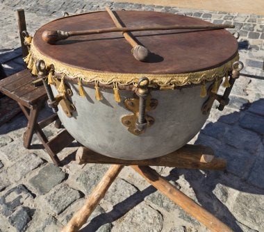 Eski Ukraynalı etnik Kazak eski Kömür topakları yolun arka plan üzerinde yakın çekim davul