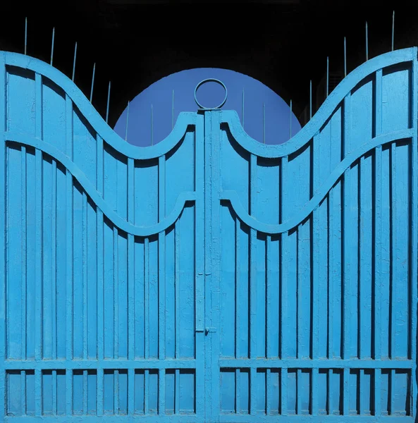 Oude Metalen Poort Hek Met Originele Structuur Geschilderd Heldere Blauwe — Stockfoto