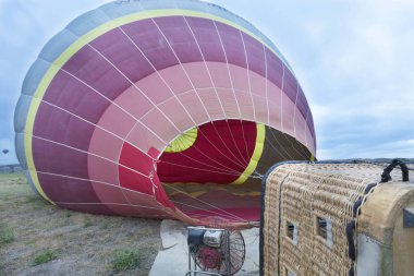 Kapadokya Göreme, Türkiye. İnsanlar bir gaz brülörlü yüksek güç ile balon şişirmek.