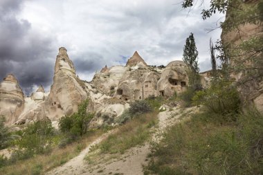 Mavi gökyüzüne karşı Cappadocia dağlarda terk edilmiş mağaralar
