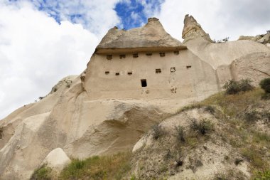 Mavi gökyüzüne karşı Cappadocia dağlarda terk edilmiş mağaralar
