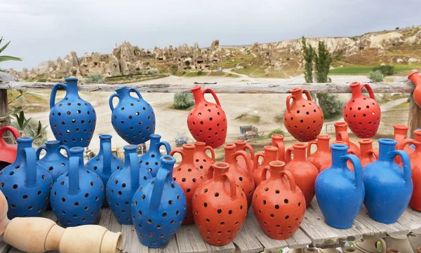 Des Pots Désirs Argile Bleue Rouge Dressent Sur Une Table — Photo